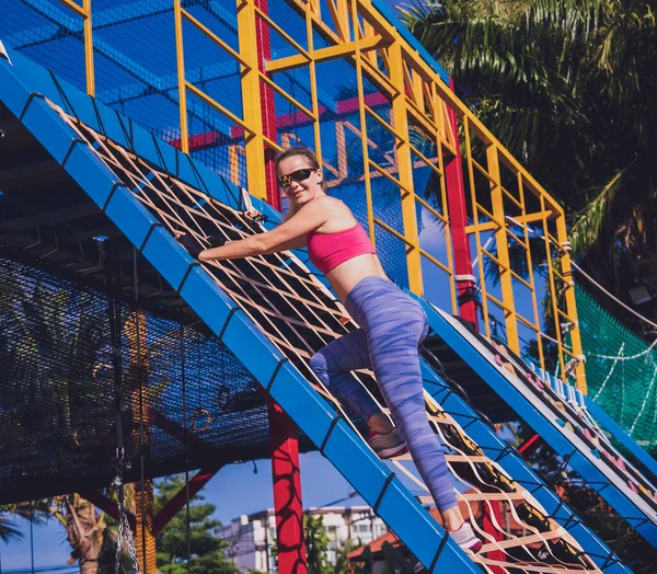 Mujer Joven Atlética Haciendo Ejercicio Escalando Campamento Entrenamiento — Foto de Stock