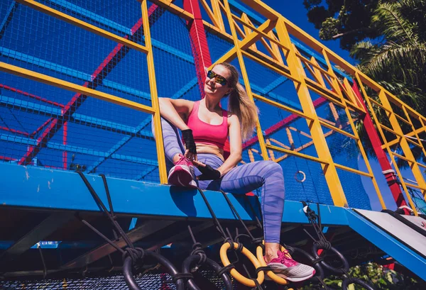 Jeune Femme Sportive Faisant Exercice Escalade Camp Entraînement — Photo