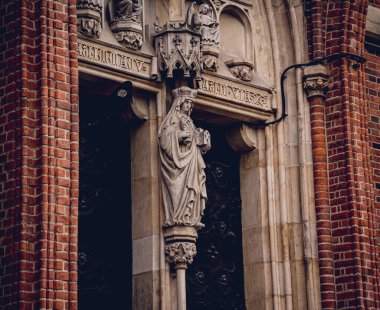 Avrupa 'daki eski gotik katedralin mimari ayrıntıları.