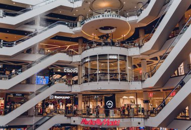 Dikkatli ol. POLAND - 21 Mayıs 2023: Alışveriş merkezindeki birçok ünlü perakende mağaza logosu.