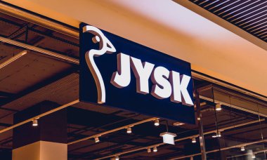 Dikkatli ol. POLAND - 21 Mayıs 2023: JYSK marka perakende satış mağazası logosu alışveriş merkezinin vitrininde.