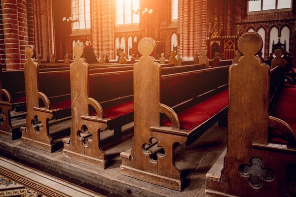 欧洲天主教旧教堂的一排排教堂长椅 — 图库照片