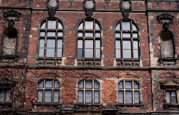 Fasáda Staré Evropské Historické Budovy Historickými Okny Dveřmi — Stock fotografie