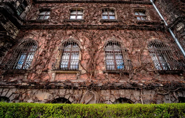 Wajah Sebuah Bangunan Bersejarah Eropa Tua Dengan Jendela Vintage Dan — Stok Foto