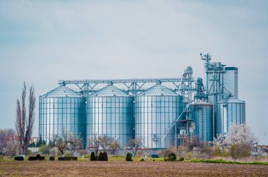 Depolama tankları ekili tarım mahsulleri işleme tesisi.