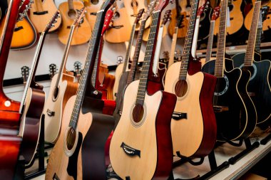 Müzik dükkanında bir sürü klasik gitar var..