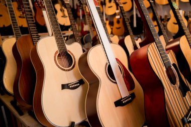 Müzik dükkanında bir sürü klasik gitar var..