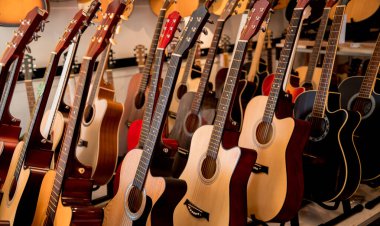 Müzik dükkanında bir sürü klasik gitar var..
