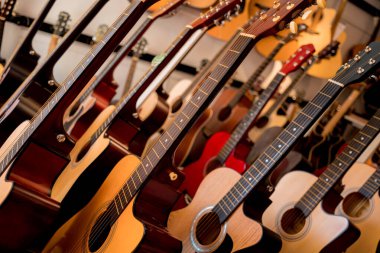 Müzik dükkanında bir sürü klasik gitar var..