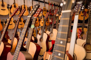 Müzik dükkanında bir sürü klasik gitar var..