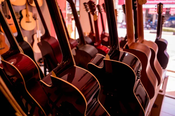 音楽店のクラシックギターの多くの行 — ストック写真
