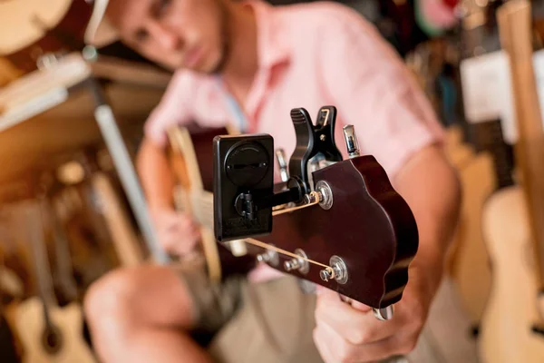 Young Musician Tuning Classical Guitar Guitar Shop — Stock Photo, Image