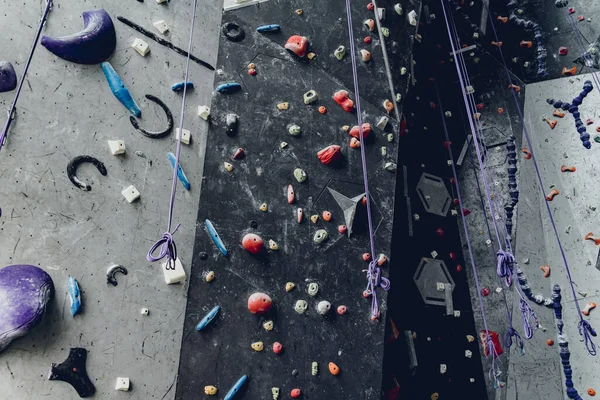Mur Escalade Artificiel Avec Poignées Cordes Colorées — Photo