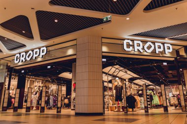 Dikkatli ol. POLAND - 21 Mayıs 2023: Alışveriş merkezinin vitrininde Cropp marka mağaza logosu.