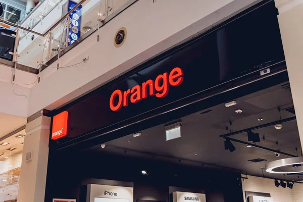 波特兰 2023年5月21日 购物中心店面上的橙色品牌零售店标志牌 — 图库照片