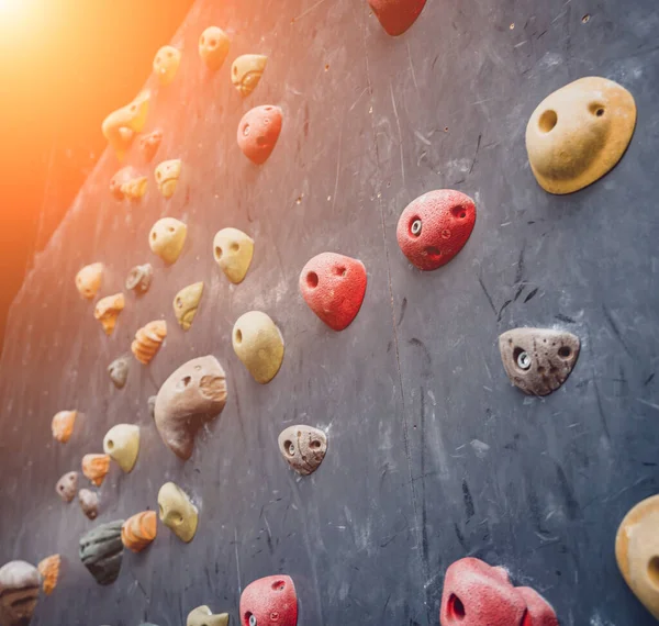 Sztuczna Ściana Wspinaczkowa Kolorowymi Uchwytami Linami — Zdjęcie stockowe