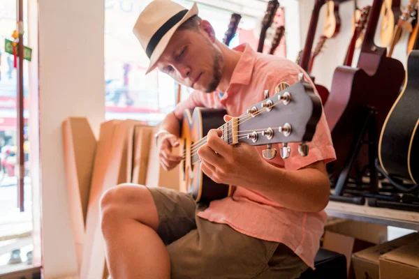 Genç Bir Müzisyen Gitarı Gitar Dükkanında Test Ediyor — Stok fotoğraf