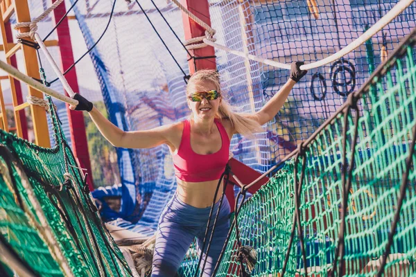 Kampında Spor Yapan Atletik Genç Bir Kadın — Stok fotoğraf
