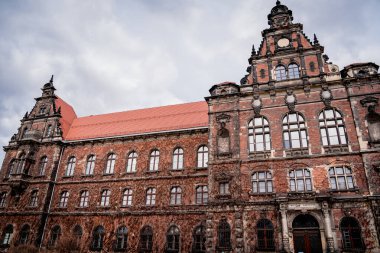 WROCLAW, POLAND - 15 Nisan 2023: Wroclaw 'daki Eski Şehir' in tarihi evleri ve caddelerinin dışı