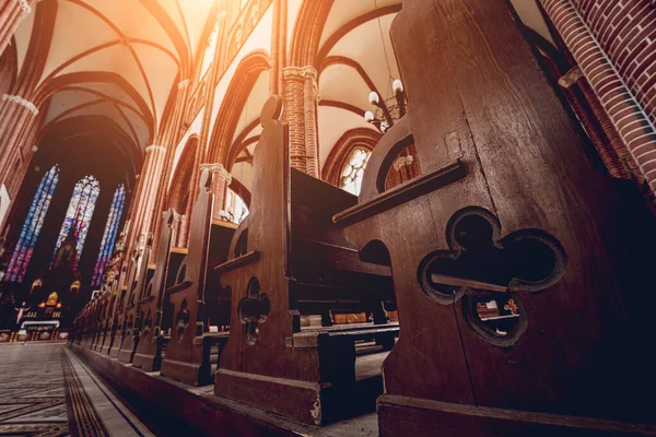 Rzędy Ławek Kościelnych Starym Europejskim Kościele Katolickim — Zdjęcie stockowe