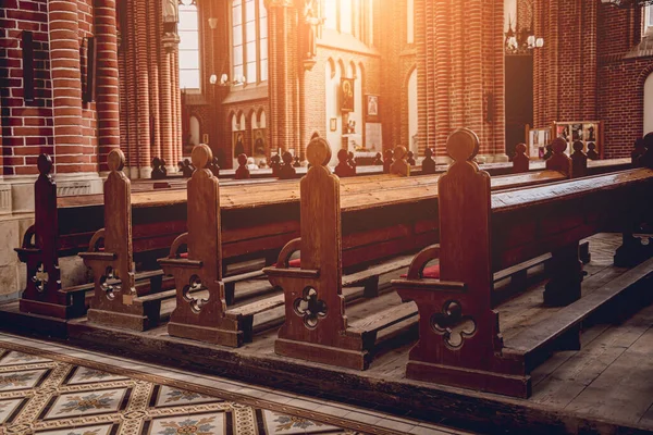 Rader Kyrkobänkar Vid Den Gamla Europeiska Katolska Kyrkan — Stockfoto