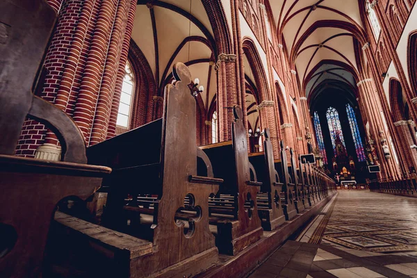 Reihen Von Kirchenbänken Der Alten Europäischen Katholischen Kirche — Stockfoto