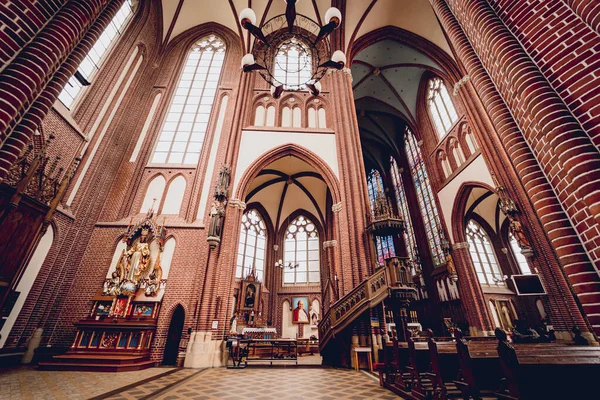 Wnętrze Głównej Nawy Starego Europejskiego Kościoła Katolickiego — Zdjęcie stockowe