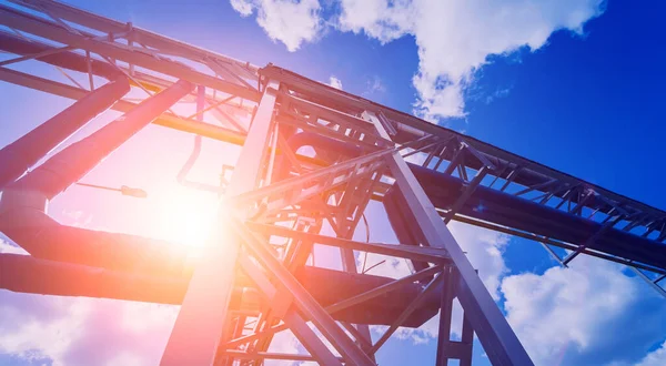 Moderne Dampfpipeline Für Die Industrie Auf Blauem Himmel Hintergrund — Stockfoto