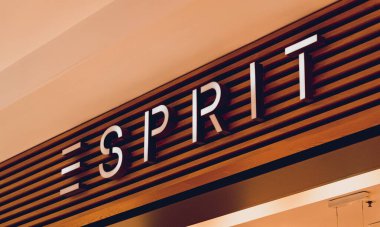 Dikkatli ol. POLAND - 21 Mayıs 2023: Esprit marka mağaza logosu alışveriş merkezinin vitrininde.
