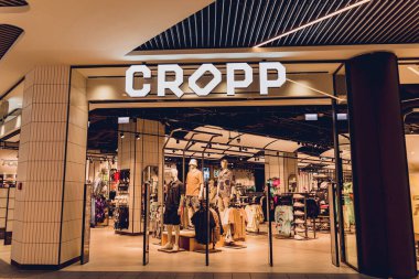 Dikkatli ol. POLAND - 21 Mayıs 2023: Alışveriş merkezinin vitrininde Cropp marka mağaza logosu.