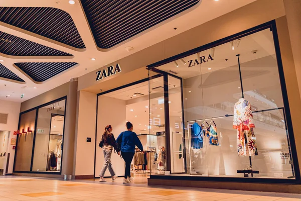 Варшава Поланд Мая 2023 Года Вывеска Логотипа Розничного Магазина Zara — стоковое фото