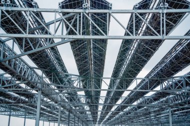 Birçok sıra güneş fotovoltaik paneli olan büyük elektrik santrali.