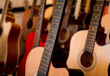 Müzik dükkanında bir sürü klasik gitar var..