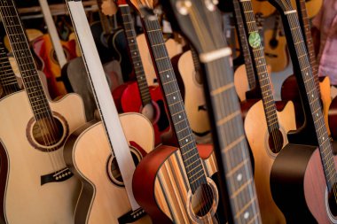 Müzik dükkanında bir sürü klasik gitar var..