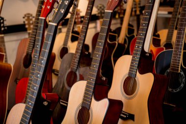 Müzik dükkanında bir sürü klasik gitar var..