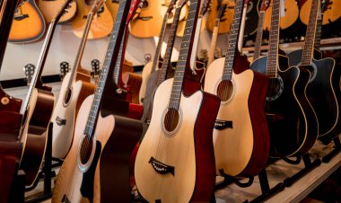 Müzik dükkanında bir sürü klasik gitar var..