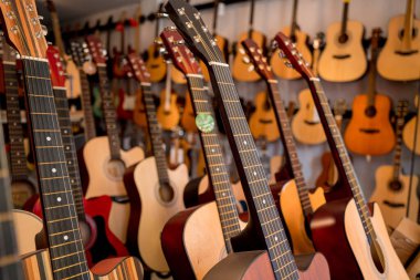 Müzik dükkanında bir sürü klasik gitar var..