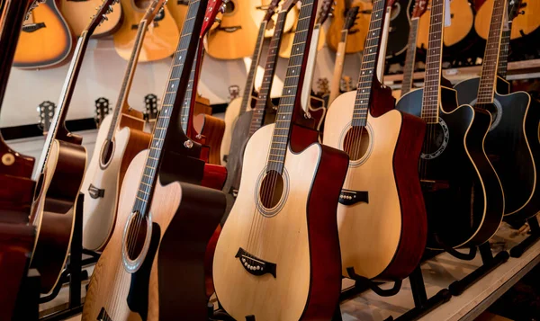 Müzik Dükkanında Bir Sürü Klasik Gitar Var — Stok fotoğraf