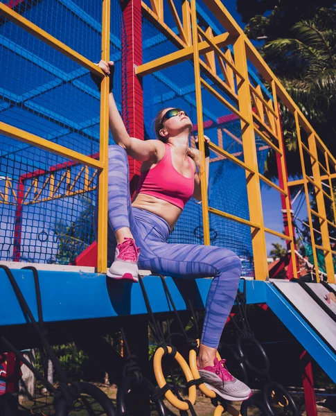 Mujer Joven Atlética Haciendo Ejercicio Escalando Campamento Entrenamiento — Foto de Stock