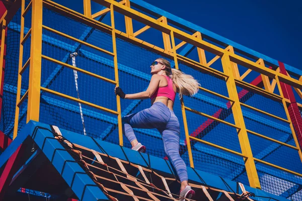Atletic Tânără Femeie Care Lucrează Afară Alpinism Tabăra Antrenament — Fotografie, imagine de stoc