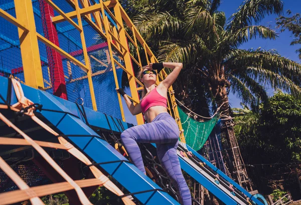 Atletik Genç Bayan Halat Kampında Tırmanışı Yapıyor — Stok fotoğraf