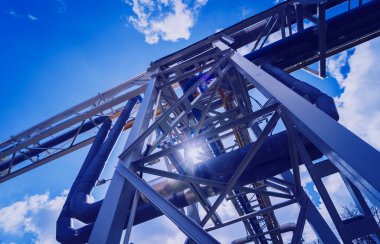 Mavi gökyüzü arka planında sanayi için modern buhar boru hattı