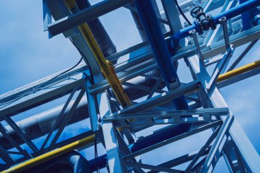 Mavi gökyüzü arka planında sanayi için modern buhar boru hattı