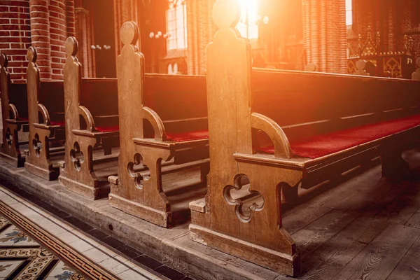 欧洲天主教旧教堂的一排排教堂长椅 — 图库照片