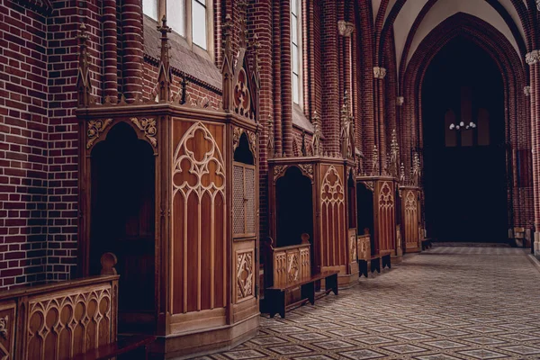 Wiersz Konfesjonałów Stoisko Starego Europejskiego Kościoła Katolickiego — Zdjęcie stockowe