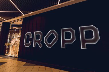 Dikkatli ol. POLAND - 21 Mayıs 2023: Alışveriş merkezinin vitrininde Cropp marka mağaza logosu.