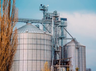 Depolama tankları ekili tarım mahsulleri işleme tesisi.