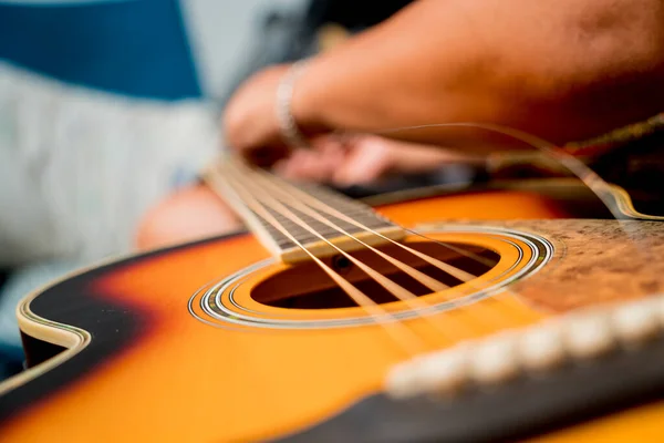 ギターショップでクラシックギターの弦を変える若い音楽家 — ストック写真