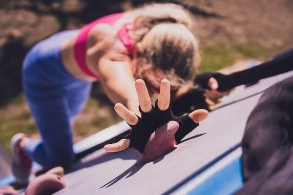 Mujer Joven Atlética Haciendo Ejercicio Trepando Una Cuerda Campamento Entrenamiento — Foto de Stock