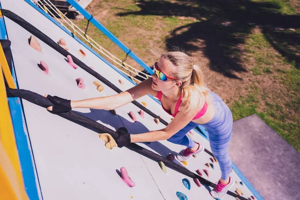 Athletic Young Woman Working Out Climbing Ropes Rope Training Camp — Stock Photo, Image
